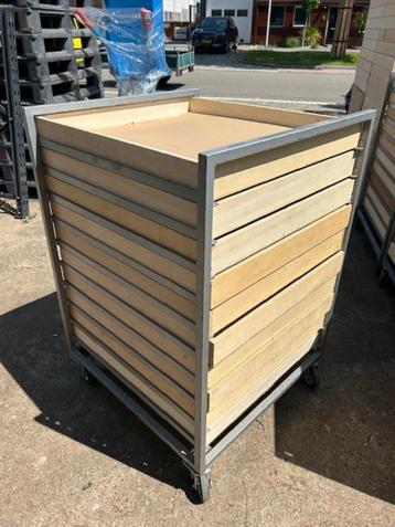 Voorraad karren met houten lades voor lichte materialen beschikbaar voor biedingen
