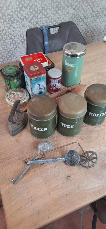 Diverse antiek emaile beschikbaar voor biedingen