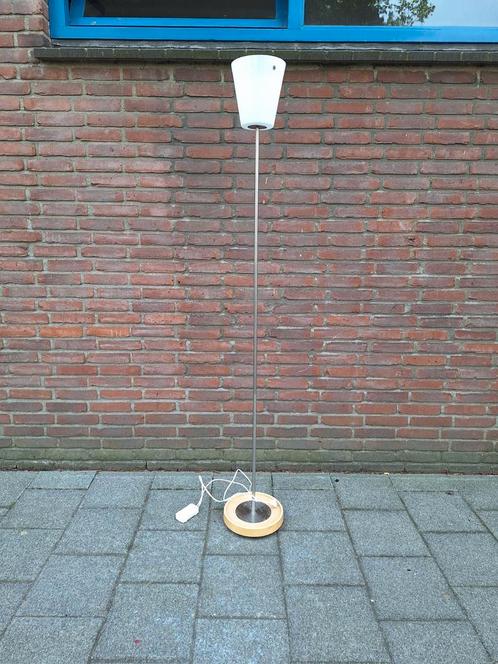 Mooie IKEA BASISK vloerlamp, Huis en Inrichting, Lampen | Vloerlampen, Zo goed als nieuw, Ophalen