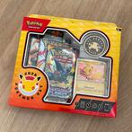 Pokémon TCG Pokémon Day 2026 Collection, Hobby en Vrije tijd, Verzamelkaartspellen | Pokémon, Ophalen of Verzenden, Nieuw, Foil