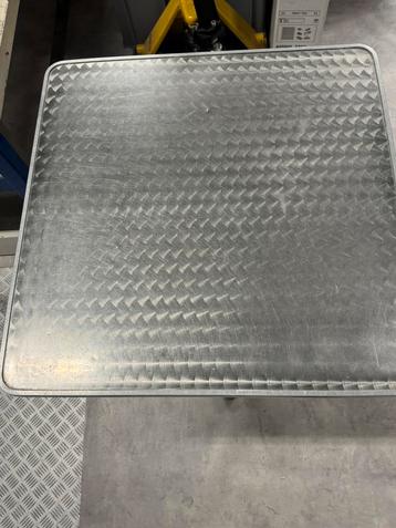 2 Gebruikte Tafels 90x90cm beschikbaar voor biedingen
