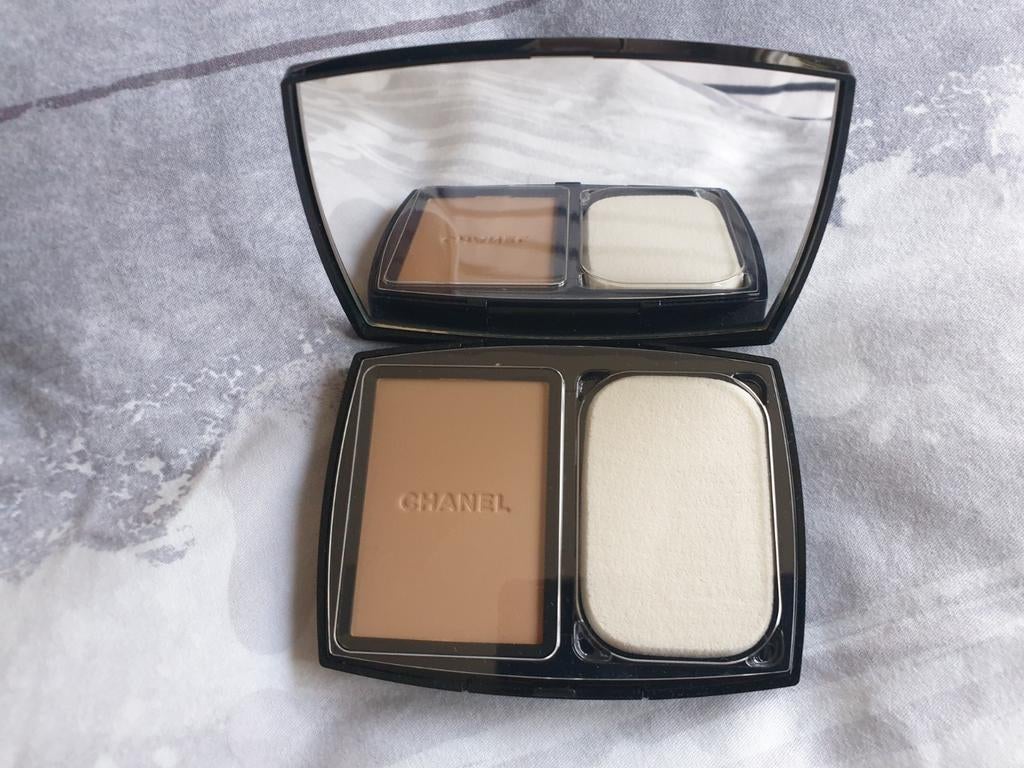 Chanel vitalumiere compact douceur 40 beige SPF 10., Beige, Nieuw, Make-up, Verzenden
