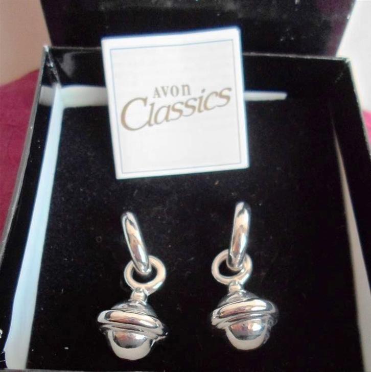 AVON oorbellen. Zilverkleurig. Oorstekers. Classics, Sieraden, Tassen en Uiterlijk, Oorbellen, Nieuw, Hangers, Overige materialen
