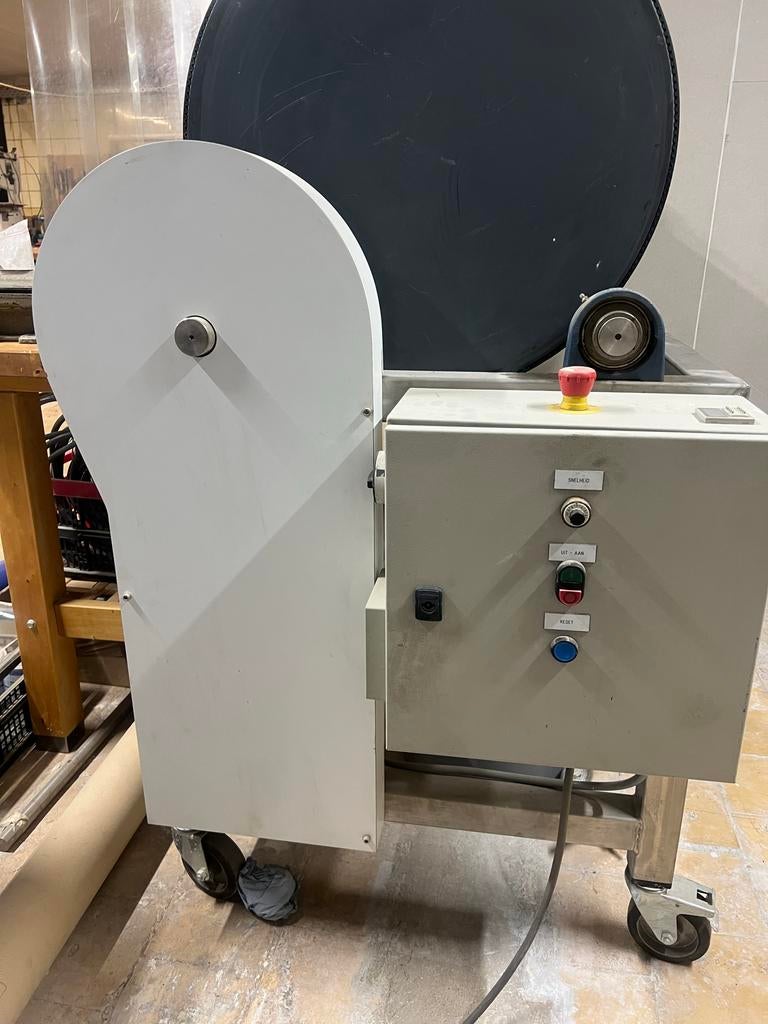 Trommelmachine met polijststenen, Ophalen