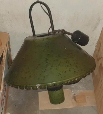 Grote decoratieve hanglamp groen met zwarte metalen details. beschikbaar voor biedingen