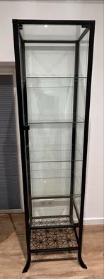 Glazen vitrinekast met metalen frame, Huis en Inrichting, Kasten | Vitrinekasten, Ophalen, Gebruikt, 50 tot 100 cm, Glas