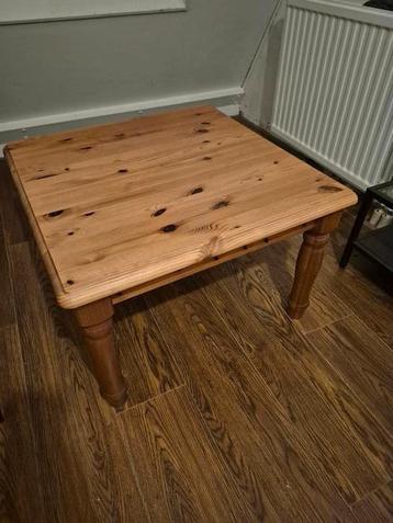 Houten salontafel beschikbaar voor biedingen