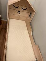 Uniek bed als huisje van stijgerhout, 70x160, Ophalen, 70 tot 85 cm, Zo goed als nieuw, Matras