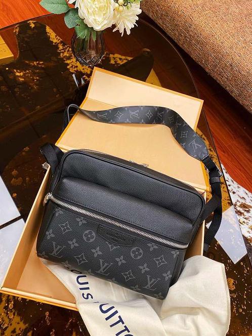 Louis Vuitton Outdoor Messenger Bag Nieuw, Sieraden, Tassen en Uiterlijk, Tassen | Schoudertassen, Nieuw, Overige merken, Zwart