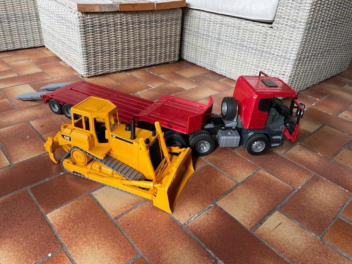 Bruder 3555 Dieplader Scania R-series met CAT bulldozer, Kinderen en Baby's, Speelgoed | Speelgoedvoertuigen, Gebruikt, Ophalen