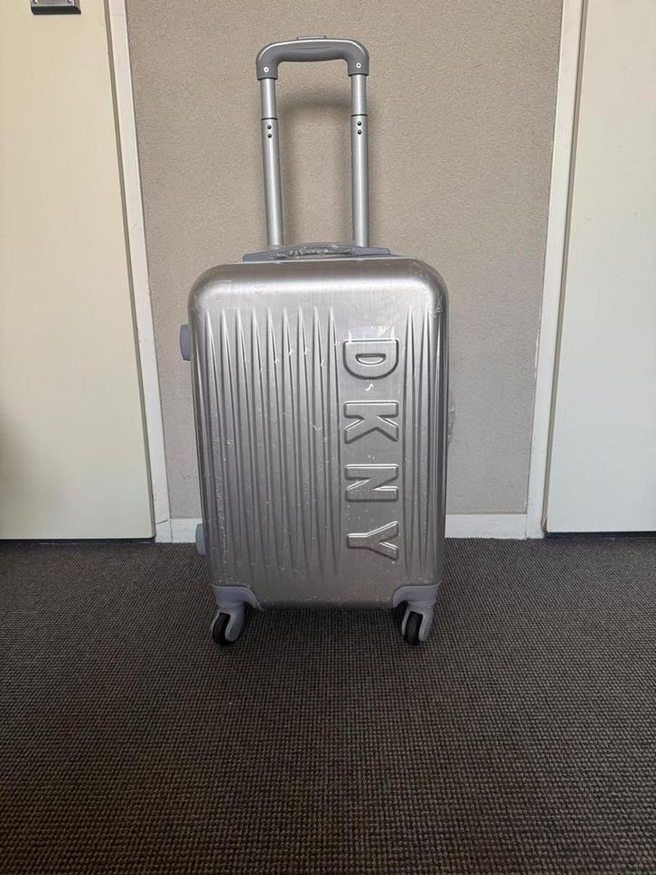 Set koffers DKNY & Londen design – groot €80 klein €50, Sieraden, Tassen en Uiterlijk, Koffers, Nieuw, Hard kunststof, 70 cm of meer