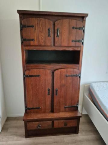 Houten kast met deuren en lades beschikbaar voor biedingen