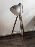 Moderne industriële vloerlamp met houten driepoot, Ophalen, Zo goed als nieuw, 150 tot 200 cm, Metaal