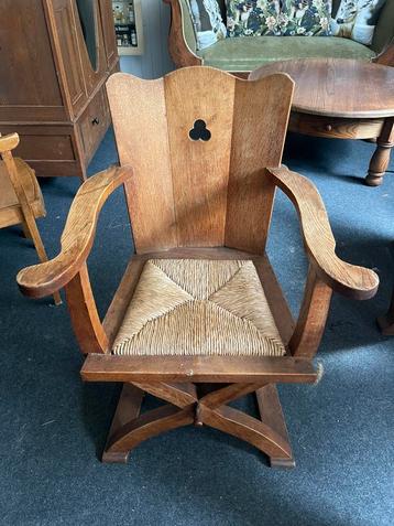 5 prachtige kloosterstoelen beschikbaar voor biedingen