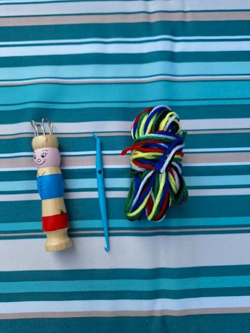 Punnikset met poppetje, haaknaald en wol beschikbaar voor biedingen