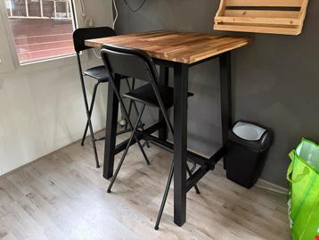 Hoge Eettafel met Barstoelen beschikbaar voor biedingen