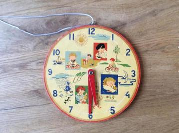 Houten klok beschikbaar voor biedingen