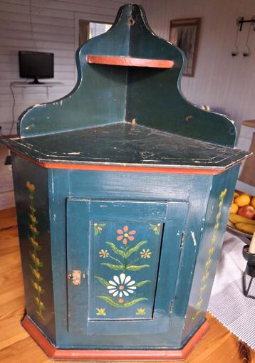 Antiek Zweeds handbeschilderd houten hoekkastje beschikbaar voor biedingen