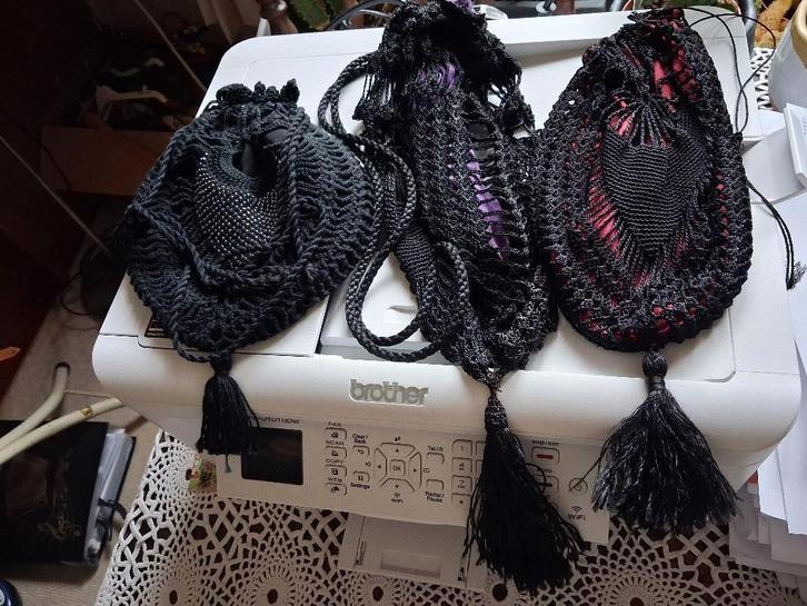 klederdracht tasjes 3 gehaakt zwart gevoerd vintage, Sieraden, Tassen en Uiterlijk, Tassen | Damestassen, Gebruikt, Overige typen