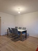 Tafel met stoelen