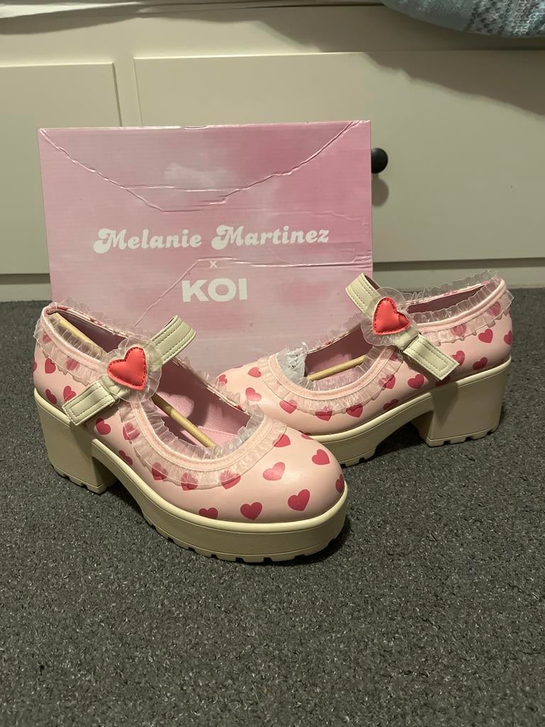 Zeldzame Melanie Martinez Koi Mary Janes - Maat 41, Kleding | Dames, Schoenen, Verzenden, Nieuw, Schoenen met hoge hakken, Roze