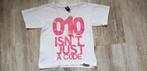 Origineel wit shirt van 010 isn't just a code. Maat 104., Ophalen of Verzenden, Zo goed als nieuw, Meisje, Shirt of Longsleeve