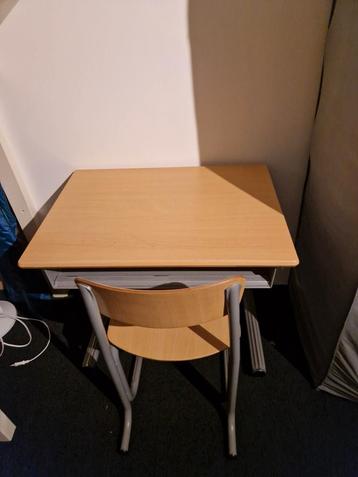 Bureau met stoel (2×) beschikbaar voor biedingen