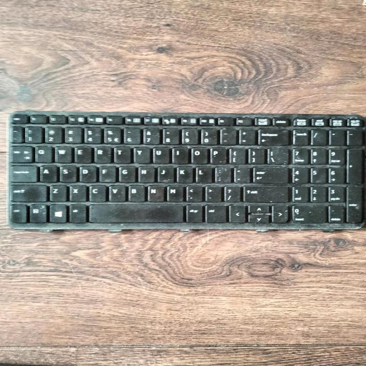 Stoffig Toetsenbord - Voor de Handige Harry, Computers en Software, Toetsenborden, Gebruikt, Qwerty, Bedraad, Ophalen of Verzenden