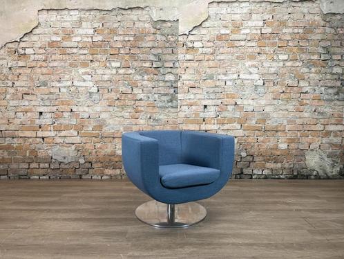 B&B Italia Tulip Armchair lichtblauw bij TheReSales, Huis en Inrichting, Fauteuils, Zo goed als nieuw, Metaal, Stof, 50 tot 75 cm