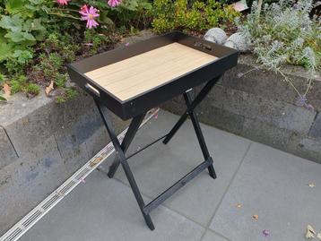 Zwart houten bijzettafeltje. 
