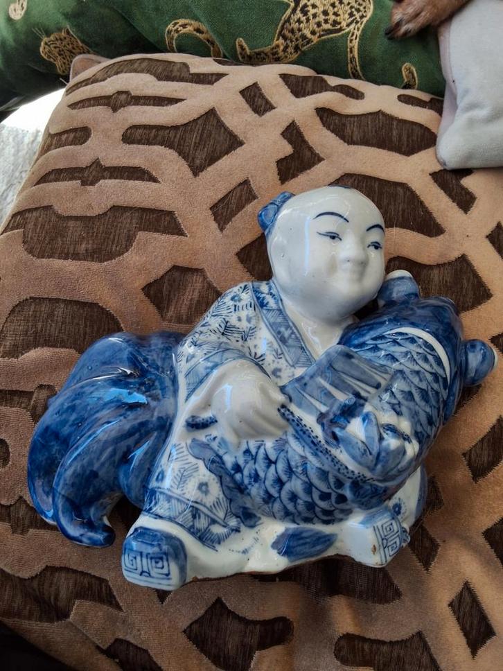 Chinees Jongetje met Vis - Blauw-Wit Keramiek, Antiek en Kunst, Kunst | Niet-Westerse kunst, Ophalen of Verzenden