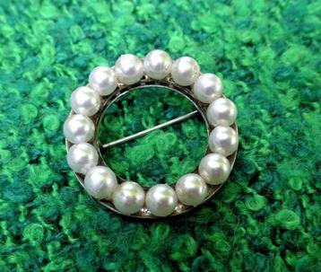 Cirkel broche randje met kunst-parel balletjes §B  beschikbaar voor biedingen