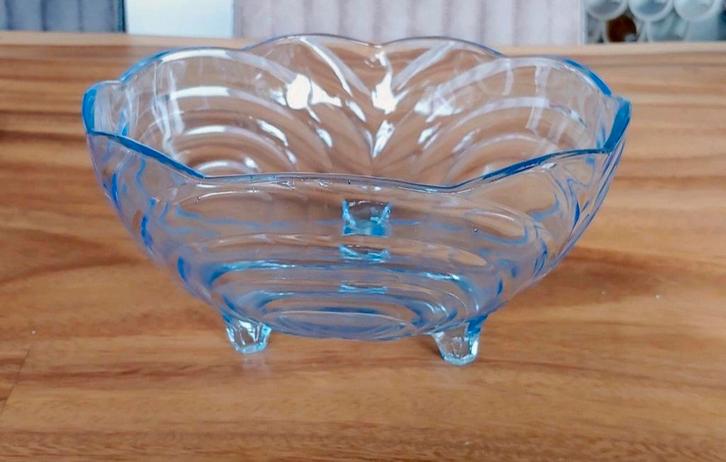 Glazen schaal met voetjes, Huis en Inrichting, Woonaccessoires | Schalen en Manden, Zo goed als nieuw, Schaal, Rond, Glas, Ophalen