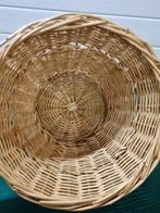 Mandje van riet met hengsels, Huis en Inrichting, Woonaccessoires | Schalen en Manden, Ophalen of Verzenden, 'T Olde Gre-j, Info@toldegrej.nl
