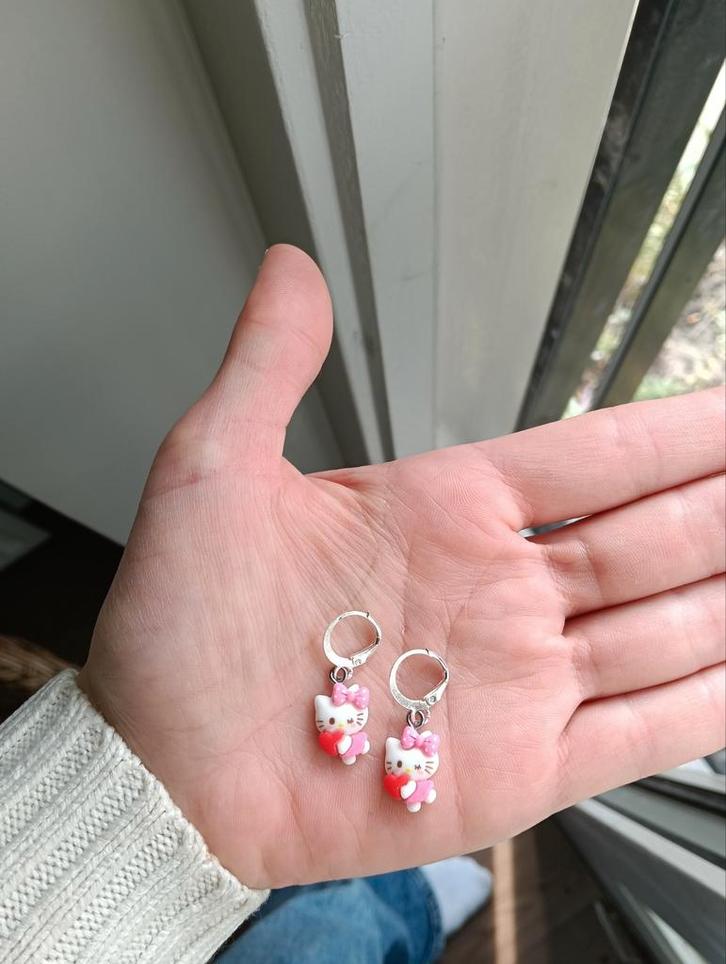 Hello Kitty Oorbellen - Handgemaakt!, Sieraden, Tassen en Uiterlijk, Oorbellen, Nieuw, Hangers, Overige materialen, Zilver, Ophalen of Verzenden