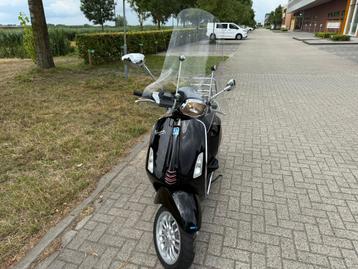Vespa Sprint 45km zwart erg mooi weinig km’s beschikbaar voor biedingen