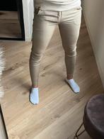 NIEUW, beige/ goud- kleurige broek, maat S, Kleding | Heren, Yugo, Overige kleuren, Nieuw, Ophalen of Verzenden