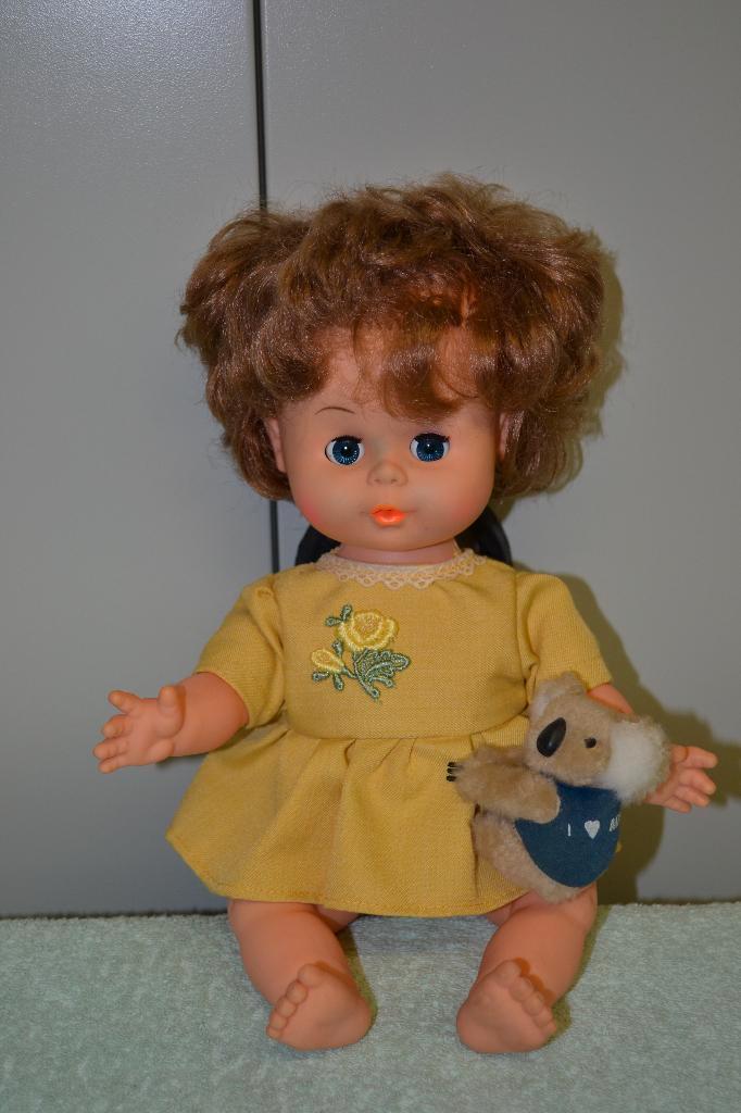 Mooi kleuter popje met beertje NR 2333, Verzamelen, Poppen, Zo goed als nieuw, Pop, Ophalen of Verzenden