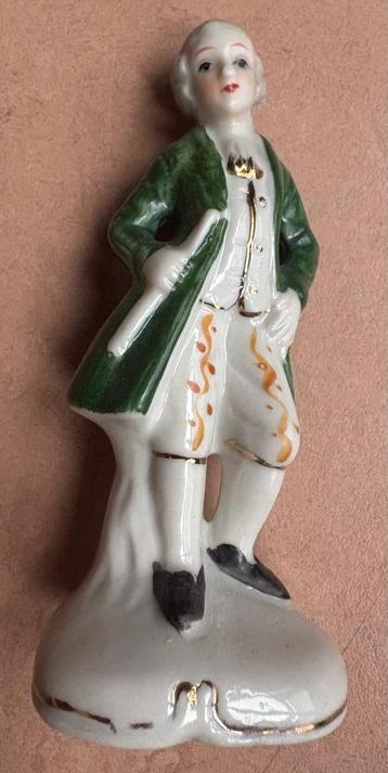 Leuk porseleinen beeldje, rococo stijl beschikbaar voor biedingen