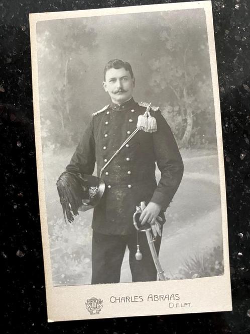 19e eeuwse foto (CDV) van een militair met helm en sabel, Verzamelen, Foto's en Prenten, Gebruikt, Foto, Buitenland, Voor 1940