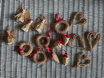 Mandje met 16 kersthangers van stro beschikbaar voor biedingen