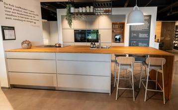 Kvik showroomkeuken | Beige mat | Eiken blad | 40% korting beschikbaar voor biedingen