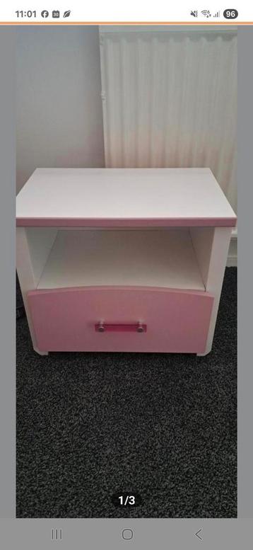 Wit met Roze Nachtkastje - Goede Staat! beschikbaar voor biedingen