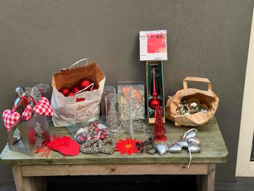Diverse kerstversieringen in 1 koop beschikbaar voor biedingen