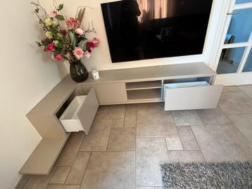 Mooi zwevend tv meubel, kleur taupe