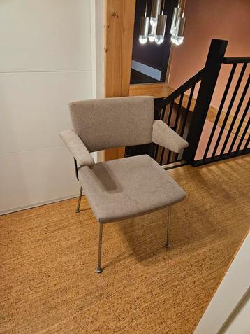 Stijlvolle fauteuil met armleuningen beschikbaar voor biedingen