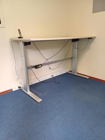 Bureau (in hoogte electrisch verstelbaar)