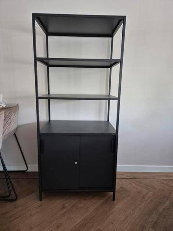 Metalen opbergkast 80x55x180 (lxbxh) beschikbaar voor biedingen