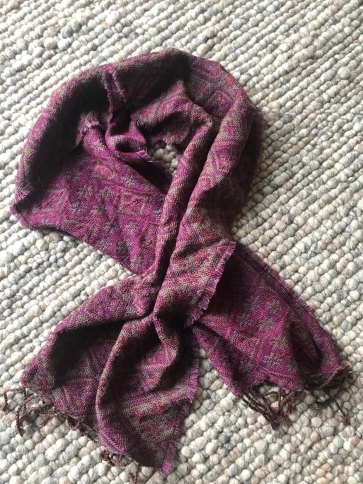 Heel leuke sjaal met werkje in paars / grijze kleuren, Kleding | Dames, Mutsen, Sjaals en Handschoenen, Gedragen, Sjaal, Verzenden