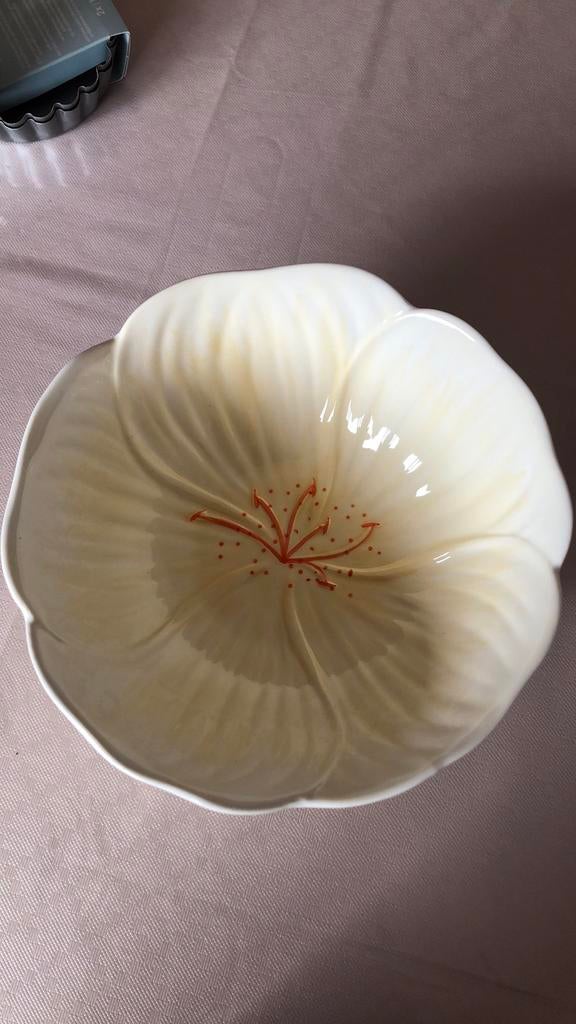 Passen BLOEMVORMIG kommetje , 18 CM, Nieuw, Ophalen of Verzenden, Kom(men), Overige stijlen
